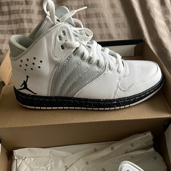 AirJordans size 7.5 in men or 9 in women very good condition - Picture 2 of 6